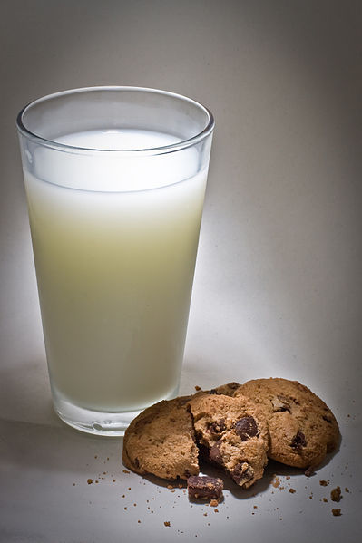 399px-Presidents_Choice_-The_Decadent,_chocolate_chip_cookie,_with_a_glass_of_milk.jpg